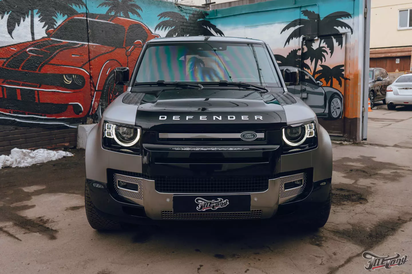 Необычный дизайн для Land Rover Defender! Оклейка в черный глянец+серый мат. Шумоизоляция дверей и Шиномонтаж на вибростенде на стендах Hunter